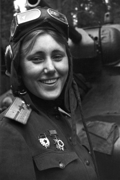 Александра Самусенко - командир взвода танков Т-34, участница битвы на Курской дуге, 1943г. Фотограф Анатолий Морозов. | Фото: skaramanga-1972.livejournal.com. Александра Самусенко - командир взвода танков Т-34, участница битвы на Курской дуге, 1943г. Фотограф Анатолий Морозов. | Фото: skaramanga-1972.livejournal.com.