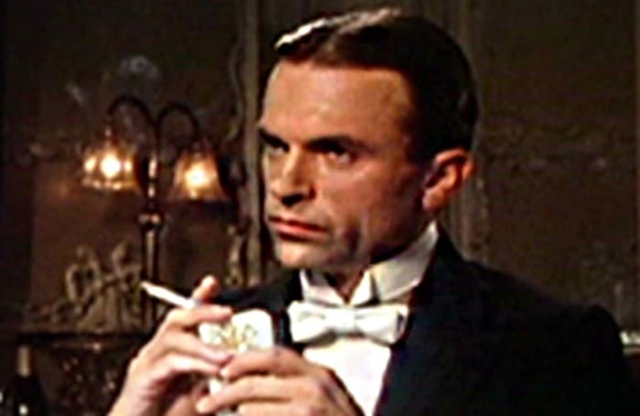 Сэм Нил в роли Сиднея Рейли в сериале *Рейли: ас шпионов*, 1983 | Фото: aif.ru Сэм Нил в роли Сиднея Рейли в сериале *Рейли: ас шпионов*, 1983 | Фото: aif.ru