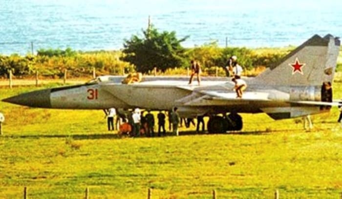 Этот снимок был сделан сразу после приземления МиГа на гражданский аэродром в Японии | Фото: fakty.ua Этот снимок был сделан сразу после приземления МиГа на гражданский аэродром в Японии | Фото: fakty.ua
