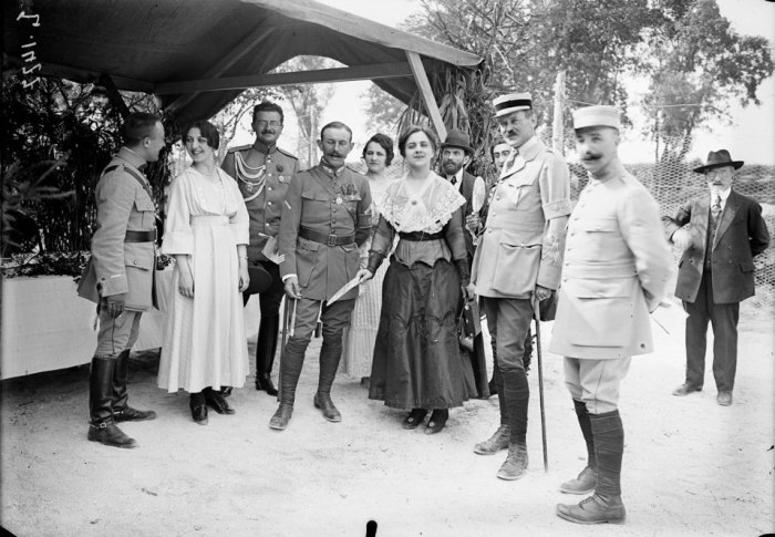 Русские и французские офицеры общаются с актерами театра. | Фото: humus.livejournal.com. Русские и французские офицеры общаются с актерами театра. | Фото: humus.livejournal.com.