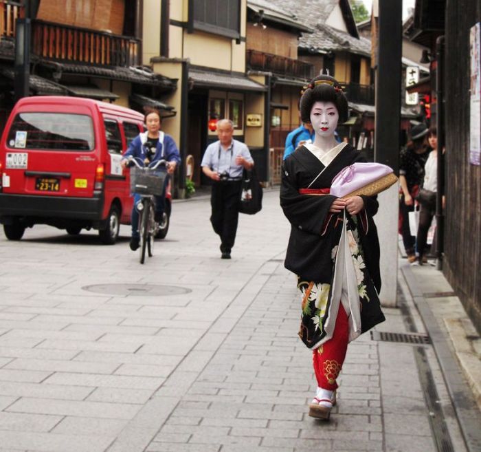 Гейша на улице современного города. | Фото: ru.wikipedia.org. Гейша на улице современного города. | Фото: ru.wikipedia.org.