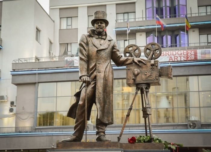 Памятник Александру Ханжонкову в Ростове-на-Дону | Фото: russkiymir.ru Памятник Александру Ханжонкову в Ростове-на-Дону | Фото: russkiymir.ru