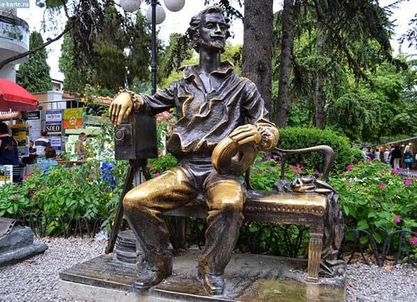 Памятник Александру Ханжонкову возле Ялтинской киностудии | Фото: comerartadvisory.com Памятник Александру Ханжонкову возле Ялтинской киностудии | Фото: comerartadvisory.com