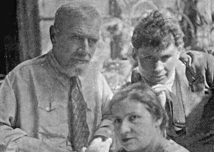 Кинопромышленник Ханжонков с дочерью и зятем, 1944 | Фото: persons-info.com Кинопромышленник Ханжонков с дочерью и зятем, 1944 | Фото: persons-info.com