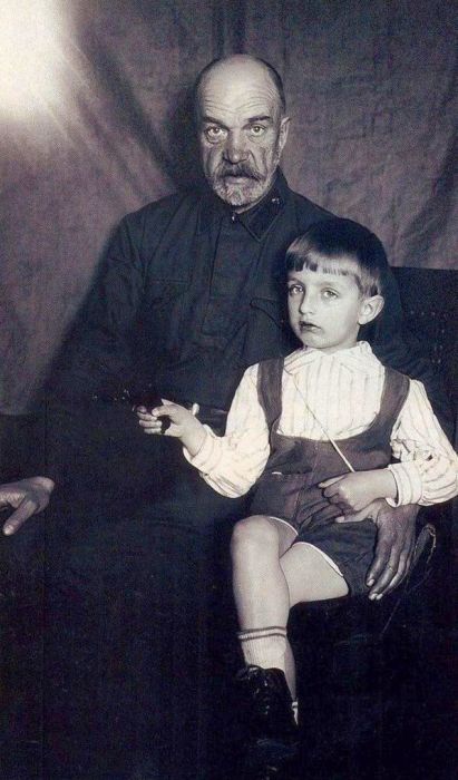 Игорь Дмитриев с дедушкой, Петром Артамоновичем. / Фото: www.izbrannoe.com Игорь Дмитриев с дедушкой, Петром Артамоновичем. / Фото: www.izbrannoe.com