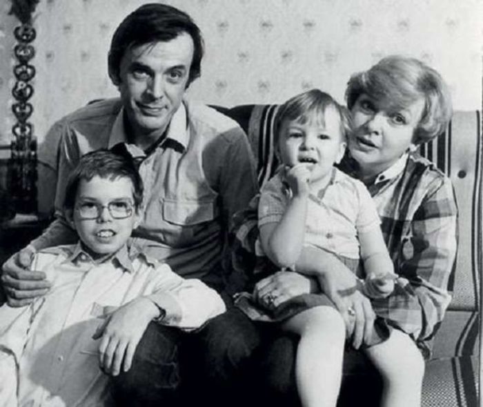 Георгий Тараторкин и Екатерина Маркова с детьми. / Фото: www.rediskin.net Георгий Тараторкин и Екатерина Маркова с детьми. / Фото: www.rediskin.net