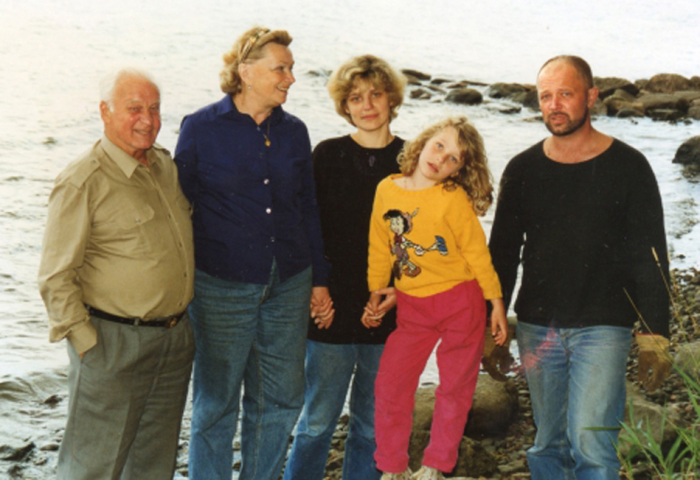 Станислав Ростоцкий, Нина Меньшикова, Марианна, Ольга и Андрей Ростоцкие. / Фото: www.livejournal.com Станислав Ростоцкий, Нина Меньшикова, Марианна, Ольга и Андрей Ростоцкие. / Фото: www.livejournal.com