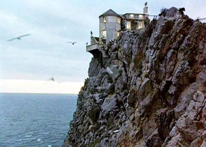 Декорации вокруг Ласточкиного гнезда | Фото: krymtrek.ru Декорации вокруг Ласточкиного гнезда | Фото: krymtrek.ru