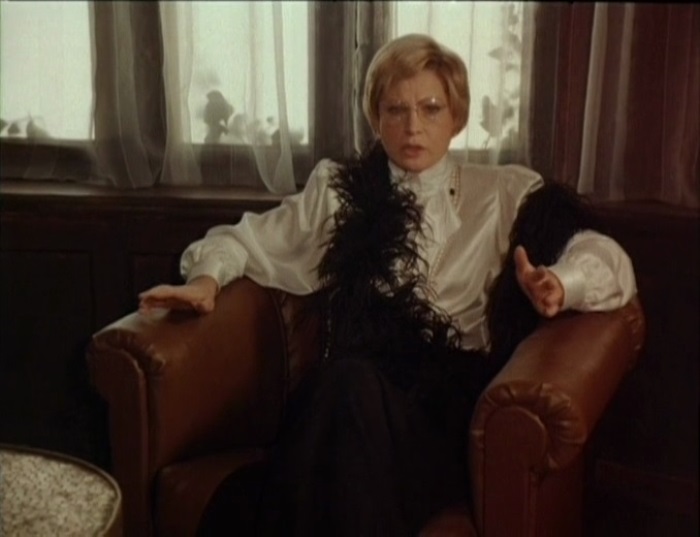 Людмила Максакова в фильме *Десять негритят*, 1987 | Фото: kino-teatr.ru Людмила Максакова в фильме *Десять негритят*, 1987 | Фото: kino-teatr.ru