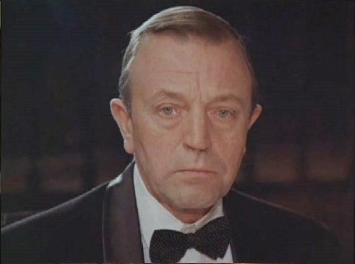 Анатолий Ромашин в фильме *Десять негритят*, 1987 | Фото: kino-teatr.ru Анатолий Ромашин в фильме *Десять негритят*, 1987 | Фото: kino-teatr.ru