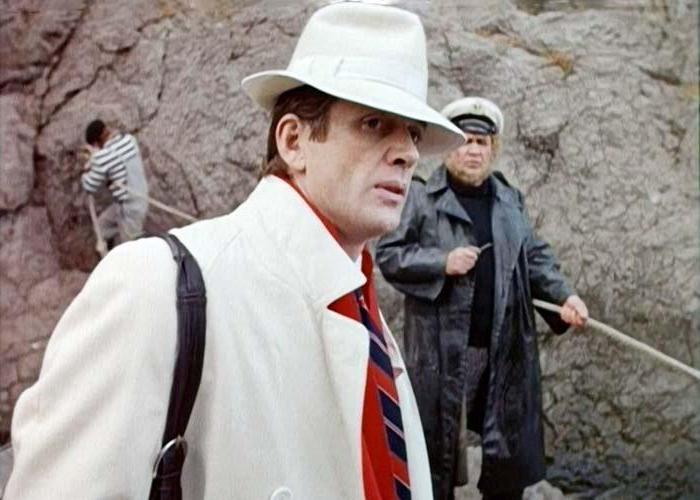 Александр Абдулов в фильме *Десять негритят*, 1987 | Фото: lostfilm.info Александр Абдулов в фильме *Десять негритят*, 1987 | Фото: lostfilm.info