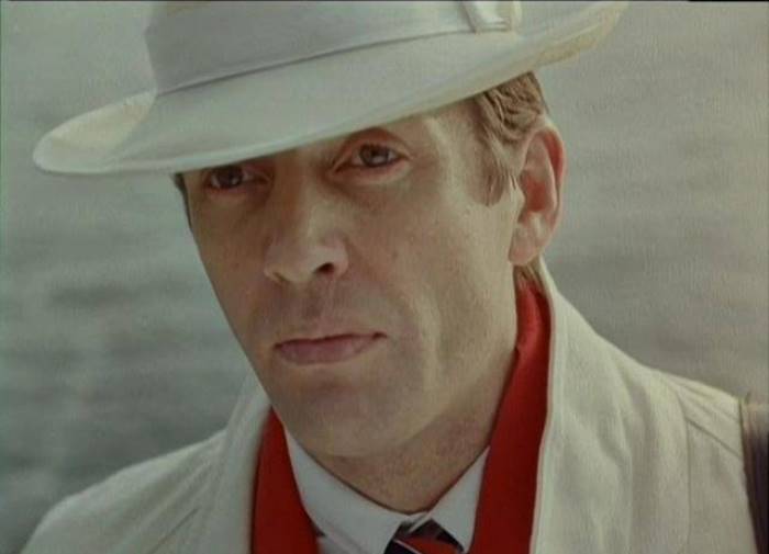 Александр Абдулов в фильме *Десять негритят*, 1987 | Фото: megazal.net Александр Абдулов в фильме *Десять негритят*, 1987 | Фото: megazal.net