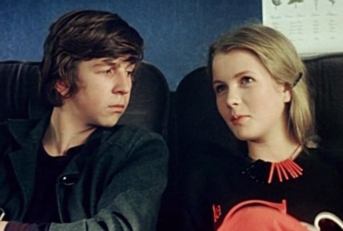 Федор Дунаевский и Анастасия Немоляева в фильме *Курьер*, 1986 | Фото: kino-teatr.ru Федор Дунаевский и Анастасия Немоляева в фильме *Курьер*, 1986 | Фото: kino-teatr.ru