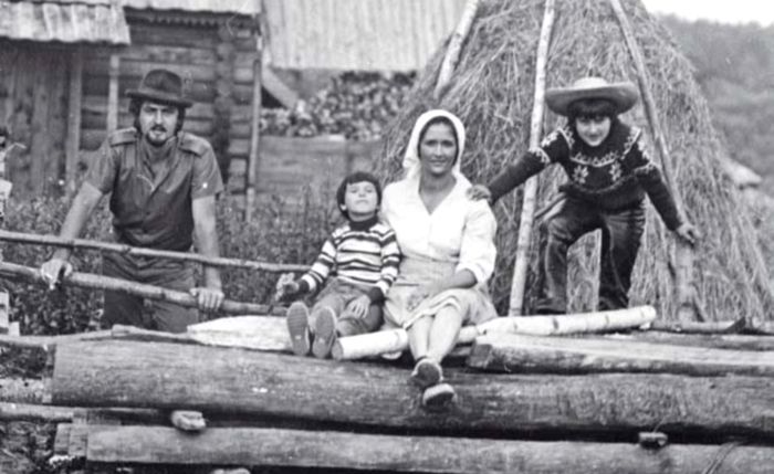 Зинаида Кириенко с мужем и сыновьями. / Фото: www.interviewmg.ru