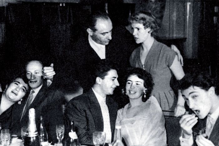 29 сентября 1956 года. Стоят: Александр Штейн и Наталья Кузьмина. Сидят: Галина Волчек, Евгений Евстигнеев, папа с мамой, Михаил Козаков. / Фото: из личного архива В. Кваши 29 сентября 1956 года. Стоят: Александр Штейн и Наталья Кузьмина. Сидят: Галина Волчек, Евгений Евстигнеев, папа с мамой, Михаил Козаков. / Фото: из личного архива В. Кваши