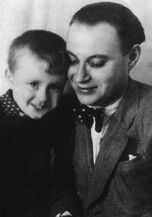 Александр Менакер с сыном. / Фото: www.mironovy.ru Александр Менакер с сыном. / Фото: www.mironovy.ru