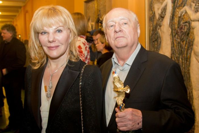 Марк Захаров и Нина Лапшинова: «Мужчину делает его женщина» () Марк Захаров и Нина Лапшинова: «Мужчину делает его женщина»