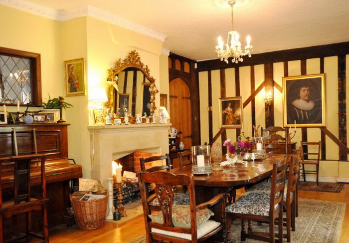 Старинный особняк, ставший домом Гарри Поттера. Старинный особняк, ставший домом Гарри Поттера.