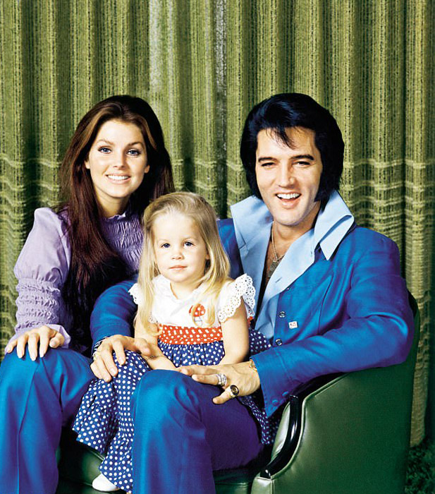 Семейный портрет Элвиса, Присциллы и их дочери Лизы-Мари.
