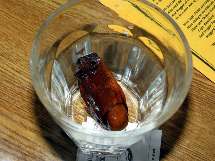 Заспиртованный палец в бокале. Заспиртованный палец в бокале.