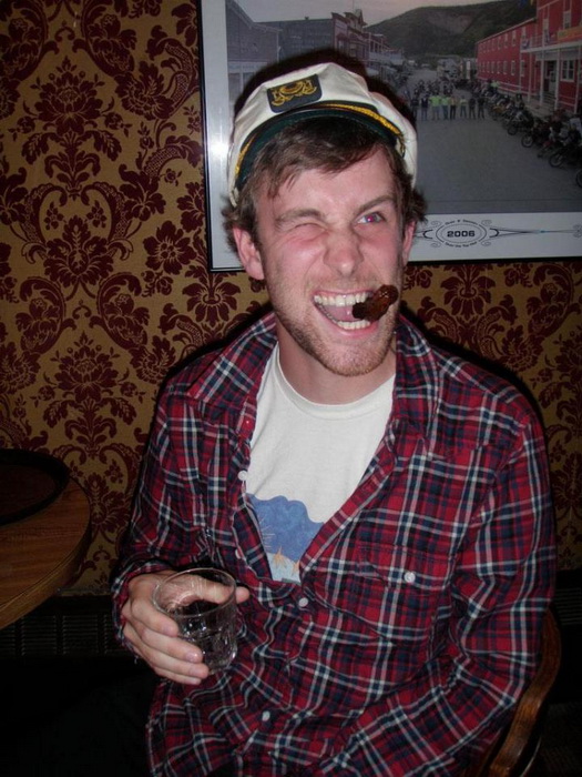 Посетитель ресторана счастлив попробовать коктейль. Посетитель ресторана счастлив попробовать коктейль.