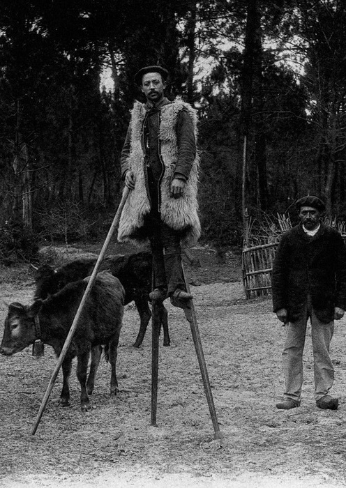При ходьбе пастухи-акробаты помогали себе посохом.