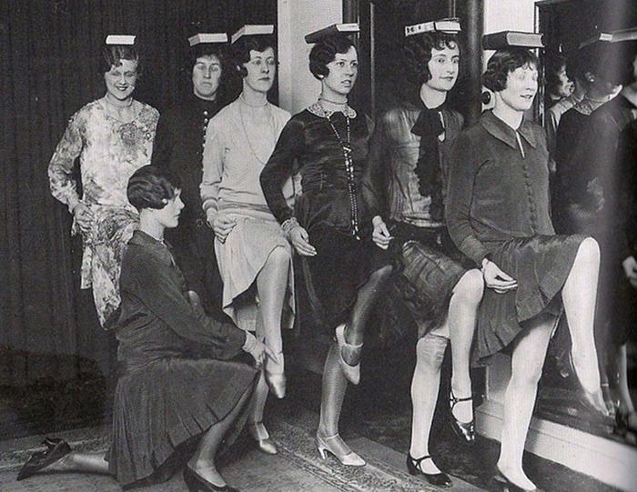 Школа этикета 1920-х годов. | Фото: messynessychic.com. Школа этикета 1920-х годов. | Фото: messynessychic.com.