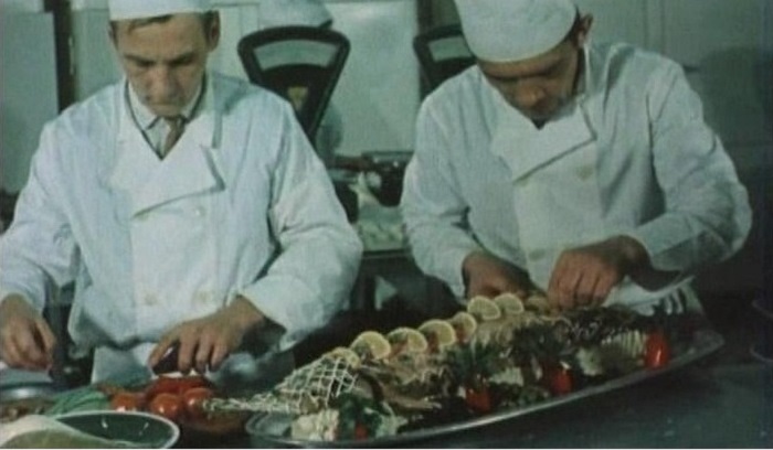 Повара готовят фаршированную щуку. | Фото: staryiy.livejournal.com. Повара готовят фаршированную щуку. | Фото: staryiy.livejournal.com.