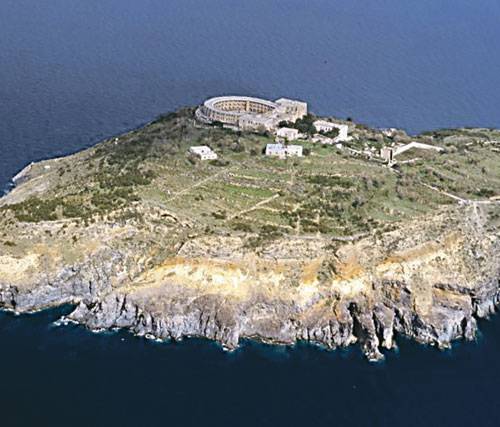 Великий нелегал