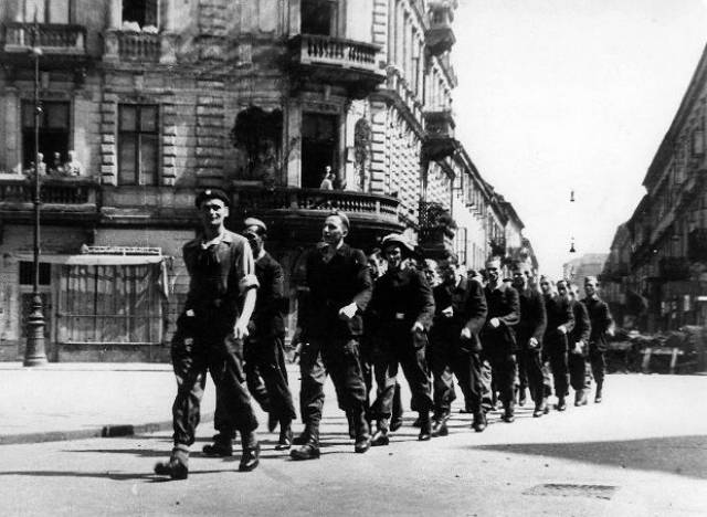 «Немцы удирают. К борьбе с Советами!»: кто предал варшавских повстанцев