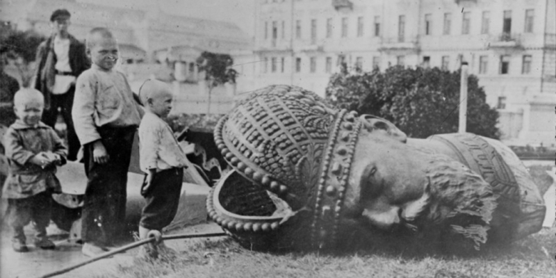 Снос памятника Александру III в Москве