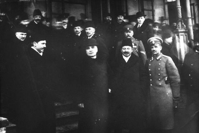 «Весь день Петроград волновался»