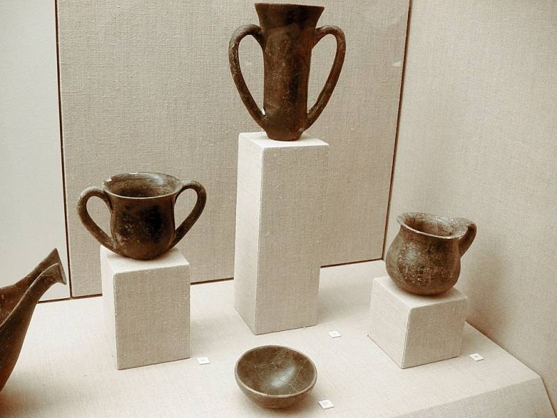 Киклады: цивилизация обсидиана, мраморных идолов и… гробниц!