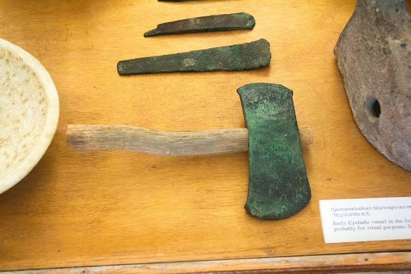 Киклады: цивилизация обсидиана, мраморных идолов и… гробниц!