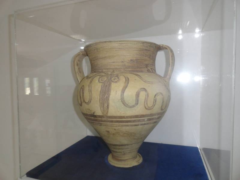 Киклады: цивилизация обсидиана, мраморных идолов и… гробниц!