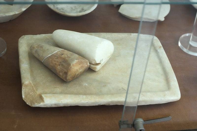 Киклады: цивилизация обсидиана, мраморных идолов и… гробниц!