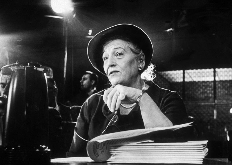 «Земля полна злобных духов, которые не терпят счастья смертных»