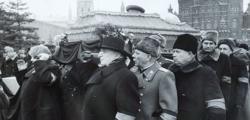 «Наш родной Сталин вооружил нашу партию и народ»