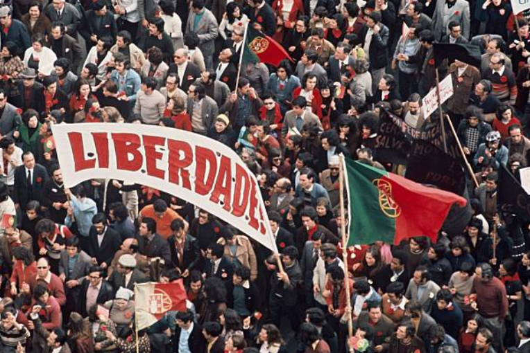 События в западной европе. Революция в Португалии 1974. Революция гвоздик в Португалии. Революция гвоздик 1974. Апрельская революция в Португалии 1974.