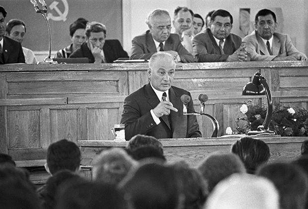 «Шараф, ну что, будет хлопок? Если нет, учти, будешь иметь дело со мной»