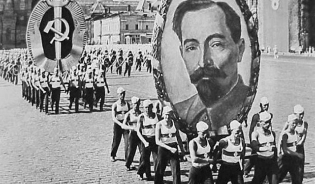 «Партбилет превратили в хлебную карточку»