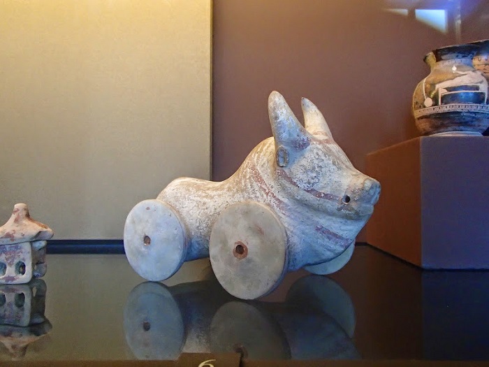 Мультики каменного века и чихуахуа на колёсиках: Какими были детские игрушки в далёком прошлом