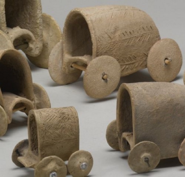 Мультики каменного века и чихуахуа на колёсиках: Какими были детские игрушки в далёком прошлом