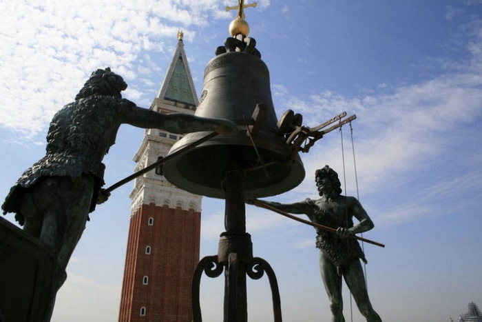 «Часы с сюрпризом»: История будильника и других способов проснуться, которые придумывали люди