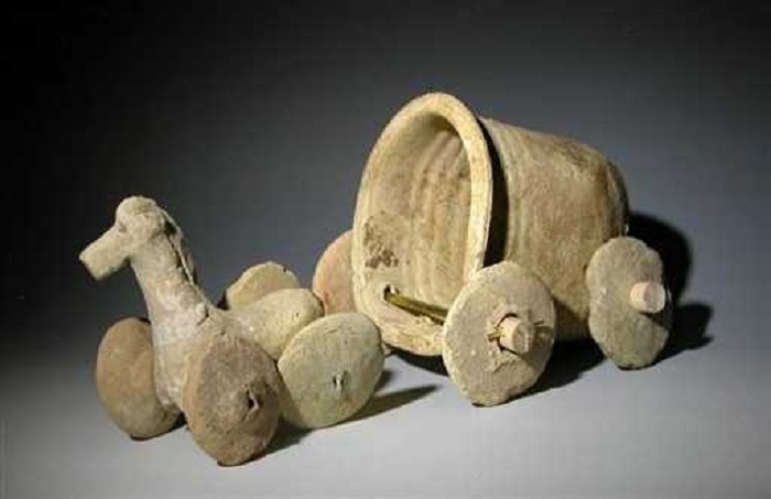 Мультики каменного века и чихуахуа на колёсиках: Какими были детские игрушки в далёком прошлом