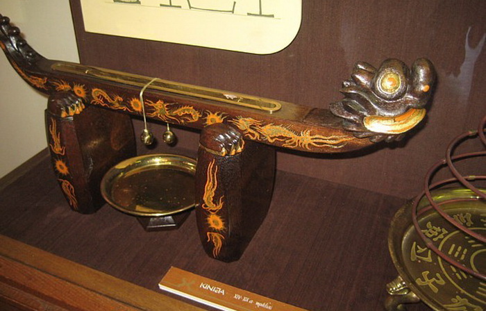 «Часы с сюрпризом»: История будильника и других способов проснуться, которые придумывали люди