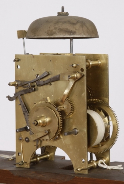 «Часы с сюрпризом»: История будильника и других способов проснуться, которые придумывали люди