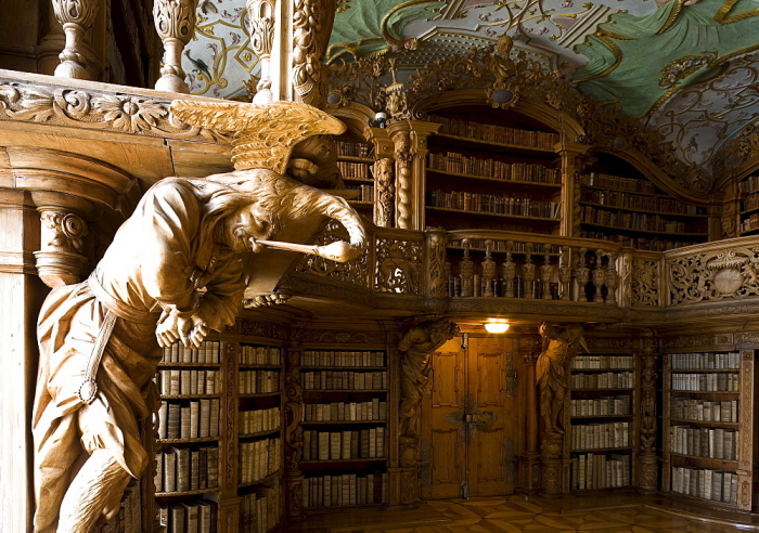 500-летняя библиотека с шутами, в которой хранятся не только книги, но и главные людские пороки