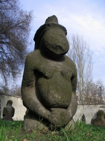 Уникальные каменные бабы в Днепропетровске: Какую тайну хранят столбы-исполины древних половцев