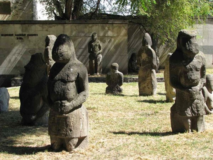 Уникальные каменные бабы в Днепропетровске: Какую тайну хранят столбы-исполины древних половцев